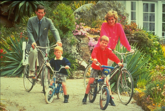 Princezna Diana, princ Charles, William a Harry na britských ostrovech Scilly, léto 1989          Autor: Tim Graham Photo Library/Getty Images