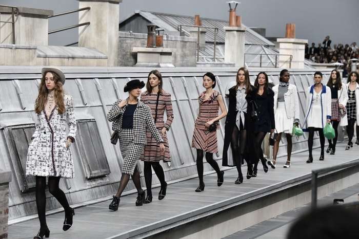 Marie Benoliel (druhá zleva) na přehlídce Chanel na pařížském fashion weeku, 1. 10 . 2019 Autor: Getty Images