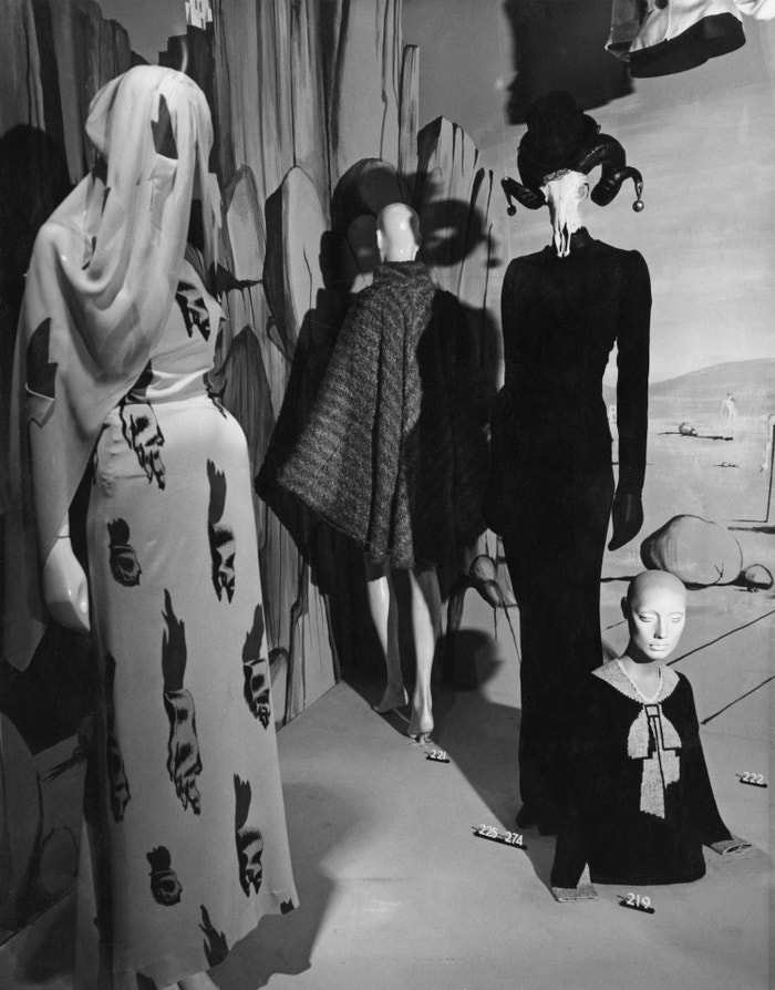 Modely Schiaparelli na výstavě francouzské módy dvacátého století ve Victoria a Albert Muzeu, Londýn 1971