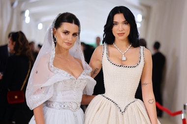 Met Gala 2023 live: Kdo, s kým, čím a jak vzdal hold Karlu Lagerfeldovi na červeném koberci