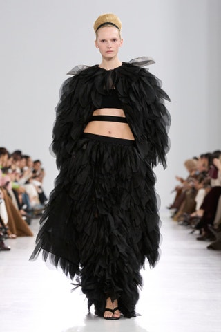 Max Mara představila hravý minimalismus a nečekaný závan rokoka