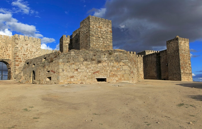  Hrad Trujillo, Cáceres, Španělsko: V sedmé řadě poprvé vidíme rodové sídlo Lannisterů, Casterlyovu skálu. Trujillo, středověký hrad, jehož zdi pamatují několik bitev mezi muslimy a křesťany, je dokonalým místem pro zdánlivě nedobytnou pevnost. Podívejte se do jeho kamenných věží a projděte se podél cimbuří, kde Šedý červ a Neposkvrnění bojovali s Lannistery. Autor: Geography Photos/UIG via Getty Images