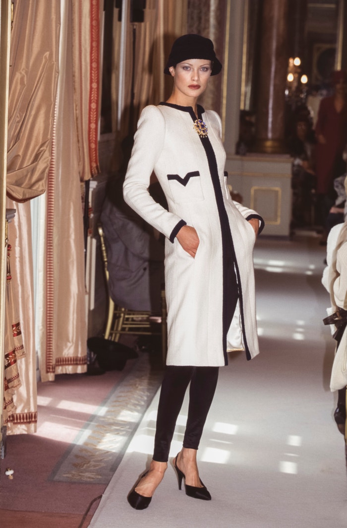 Carolyn Murphy na přehlídce Chanel Haute Couture podzim - zima 1996/1997, červenec 1996   Autor: PAT/ARNAL/Gamma-Rapho via Getty Images