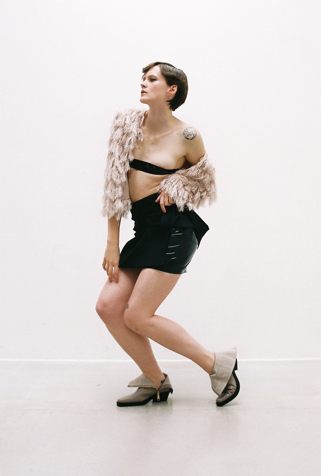 Bolero, Vintage; spodní sukně, EYTYS; prodává BlackOutFashion (Dušní 8, Praha); vrchní sukně, Vintage; boty, H&M; 1 599 Kč.