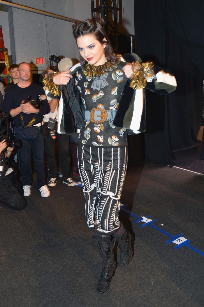 Kendall Jenner v backstagi show Anna Sui Fall 2017, New York Fashion Week, 2017. Autor: Getty Images