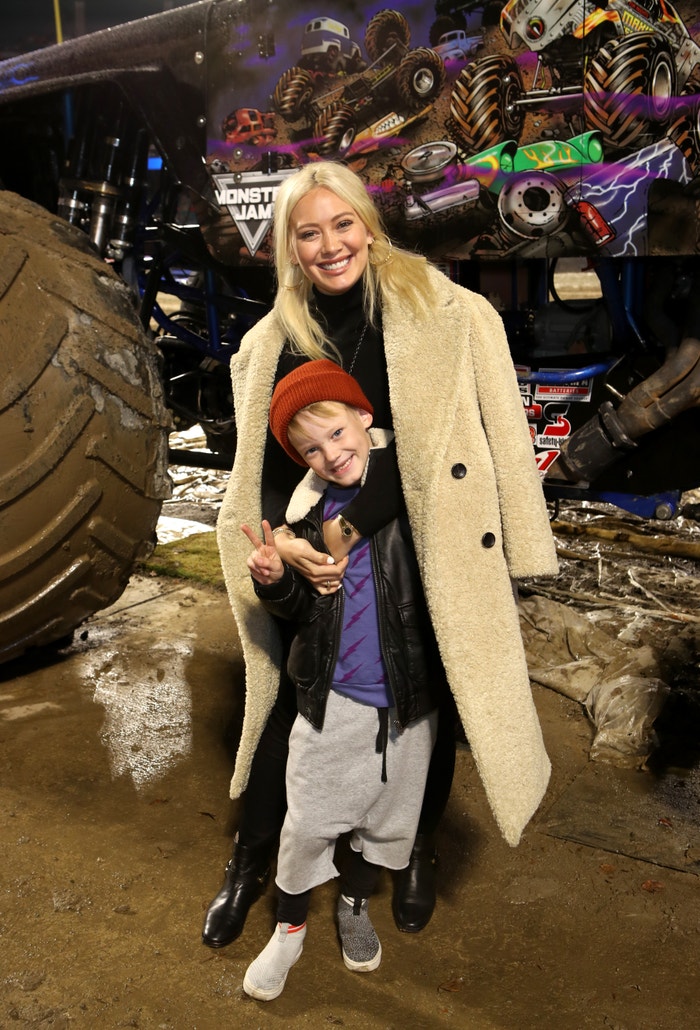 Hilary Duff je bezpochyby máma, která dává svobodu. A syn Luca (7) tak může nosit cokoliv, což je znát i na tomto outfitu. Veselé, uvolněné, prostě roztomile dětské. Autor: Getty Images