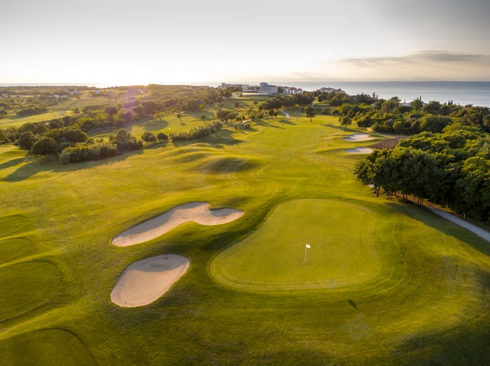 Golfové hřiště zde patří k největším na Istrii.