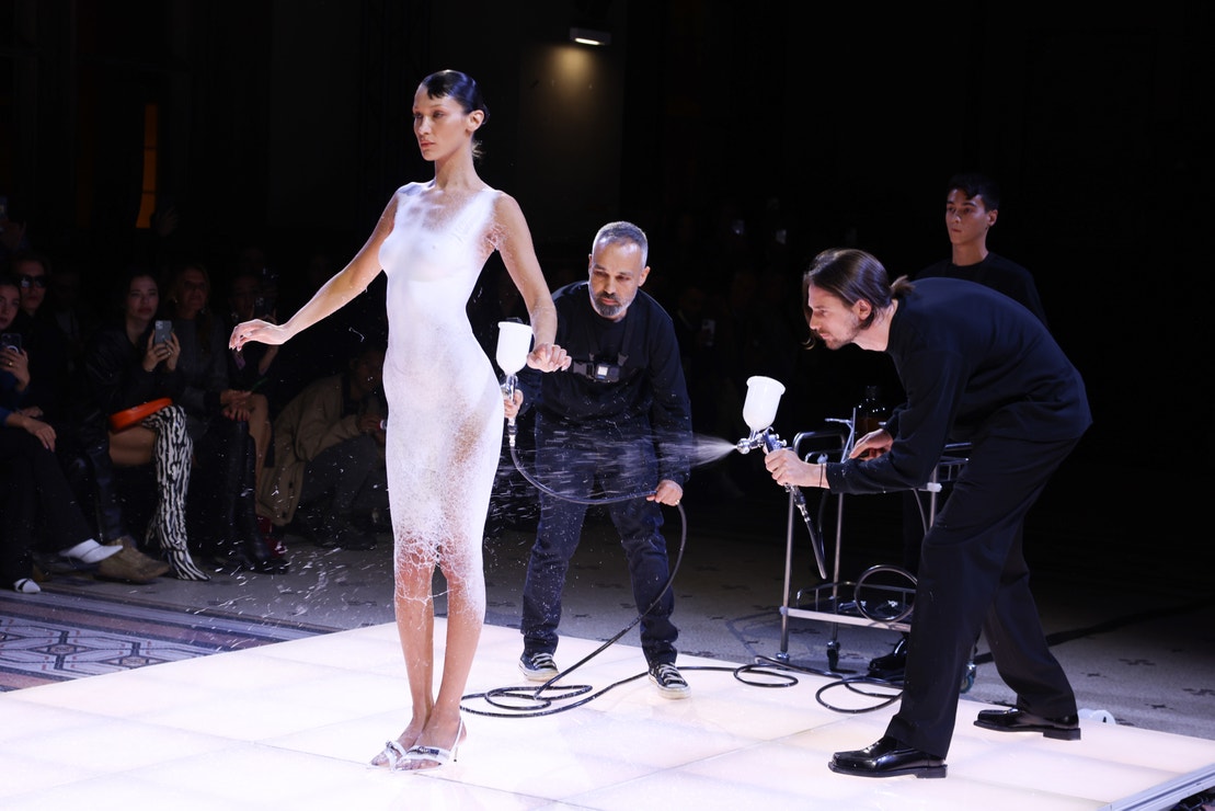 Bella Hadid během přehlídky Coperni Spring/Summer 2023, Paris fashion week, 30. září 2022