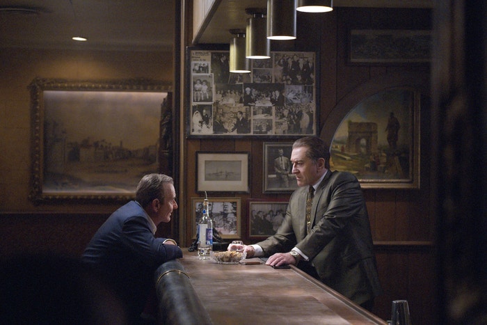 The Irishman (od 27. listopadu): Veteráni gangsterských filmů se společně objeví v novém filmu Martina Scorseseho (od Mlčení z roku 2016). Robert De Niro tu vystupuje jako hitman Frank Sheeran, který se zamýšlí nad svým životem a kariérou, včetně své role ve zmizení  Jimmyho Hoffy, kterého hraje Al Pacino. Učinkování  Joeho Pesciho a Harveyho Keitela nabízí srovnání s filmy Mafiáni a Špinavé ulice a na filmovém festivalu v New Yorku bylo jasné, že jde o vážného kandidáta na Oscara.  Autor: Netflix