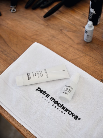 Regenerační uhlazující krém, 150 ml, L’Oréal Professionnel, 251,68 Kč, Ochranné uhlazující sérum, 50 ml, L’Oréal Professionnel, 296 Kč