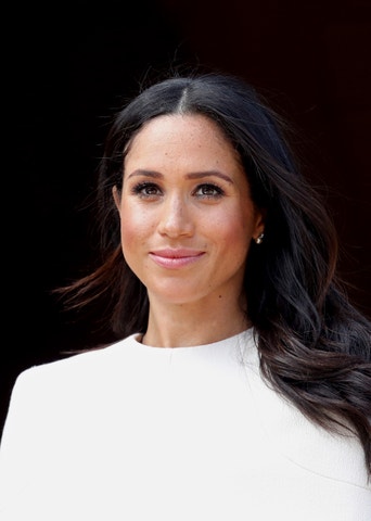 Meghan na první obálku s Harrym zvolila symbolickou bílou a šperky princezny Diany