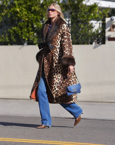 Leopardí kabát a džíny. Kombinace, která se stává módní nezbytností Leopardí kabát a džíny. Kombinace, která se stává módní nezbytností