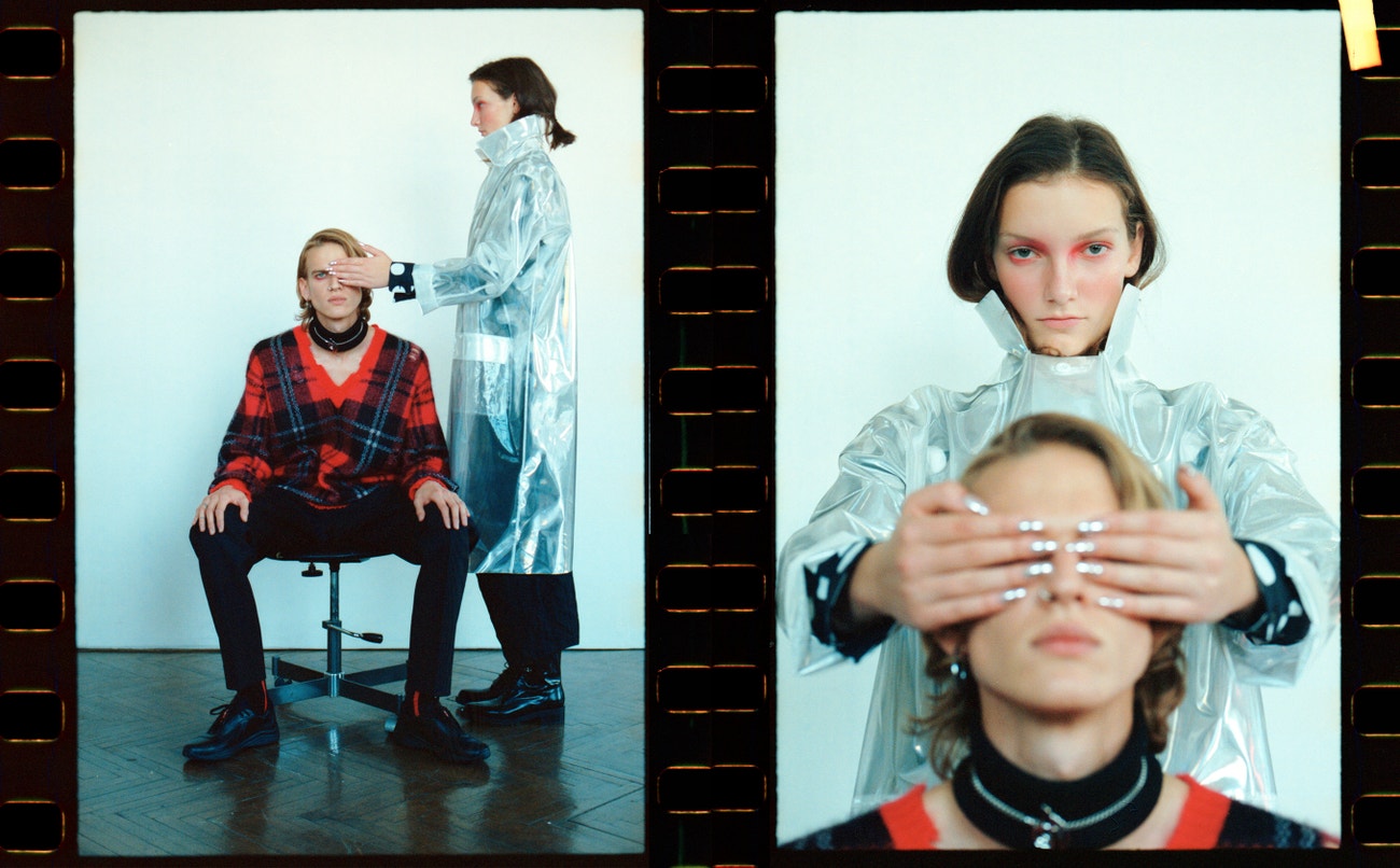 Nikol: kabát, MAISON MARGIELA (prodává Obsession); košile, kalhoty, obojí COMME DES GARÇONS (prodává Therapy); ponožky, PRADA; boty, SPORTMAX.  Adam: svetr, ALEXANDER McQUEEN (prodává The Brands); kalhoty, náhrdelník, obojí DIOR HOMME (prodává The Brands); boty, ponožky, obojí Prada; rolák, FREIER (prodává Drobne store & atelier).