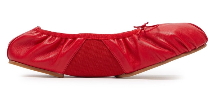 Červené kožené balerínky Betty, Acne Studios, prodává Matchesfashion, 370 €