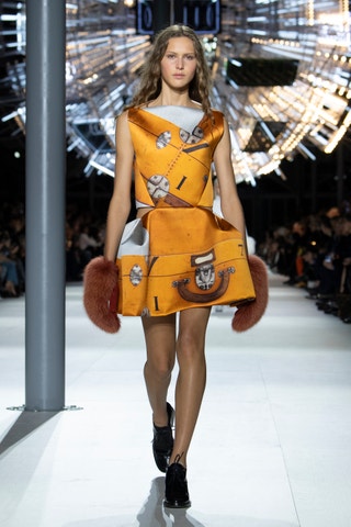 Paris Fashion Week: Nicolas Ghesquière oslavil 10 let u Louis Vuitton velkolepou přehlídkou