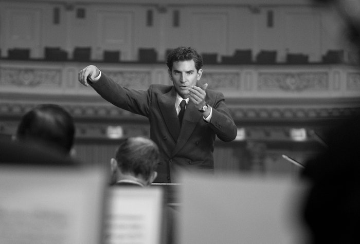 Bradley Cooper jako Leonard Bernstein ve filmu Maestro