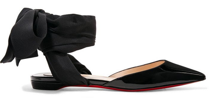 Černé kožené sandále s mašlí, Christian Louboutin, prodává Net-a-porter, 645 €