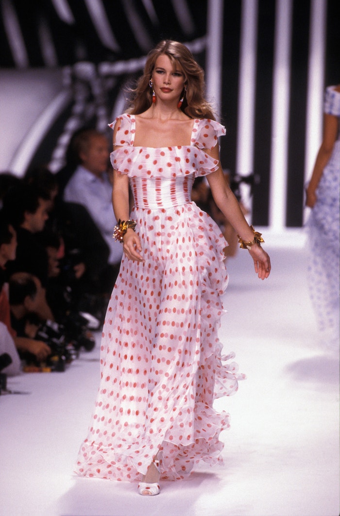 Claudia Schiffer na přehlídce Valentino v roce 1991