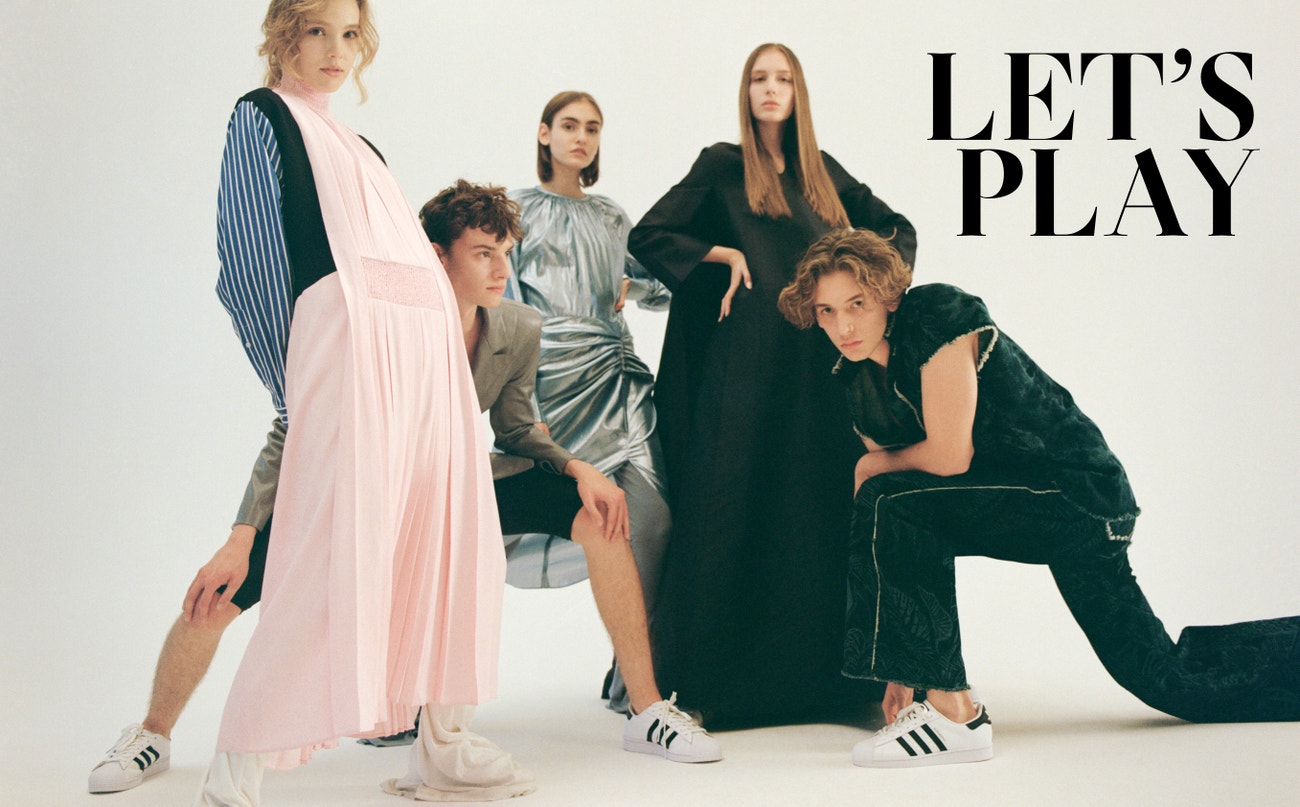 Andrea, šaty, Prada; kalhoty, Laformela; tenisky, adidas Superstar.  Matěj, sako, Laformela; kalhoty, Nehera; tenisky, adidas Superstar.  Adéla, šaty, kalhoty, obojí Laformela; tenisky, adidas Superstar.  Karolina, šaty, Dior; tenisky, adidas Superstar.  Jakub, kalhoty, vesta, obojí Dior; tenisky, adidas Superstar.