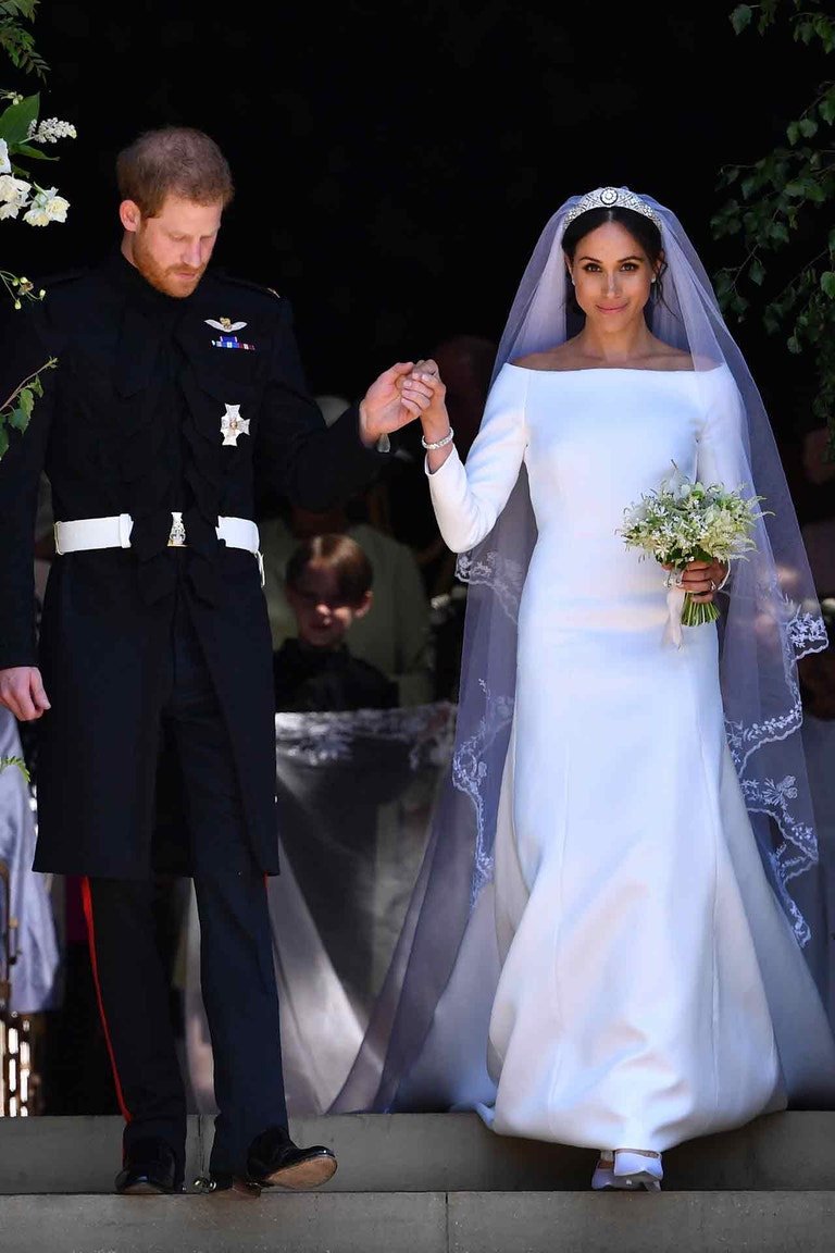 Meghan Sussex v jednoduché róbě Clare Waight Keller pro Givenchy v roce 2019. Pokud hledáte nadčasovou klasiku, pak toto je jistě ta správná volba, včetně detailu v podobě lodičkového výstřihu.