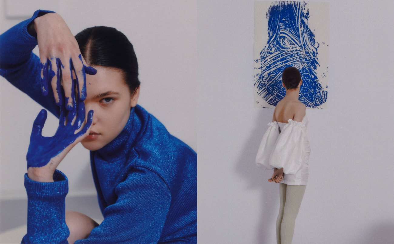 Vlevo: top, Maison Margiela.  Vpravo: šaty, Remain Birger Christensen.