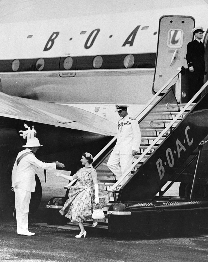 Lekce stylu ve vzduchu na jedné fotografii. Rok 1951, tehdejší princezna Alžběta a vévoda z Edinburghu podnikli svůj první zaoceánský let z Londýna do Montrealu na palubě letounu Boeing Stratocruiser provozovaného společností BOAC, předchůdkyní British Airways.