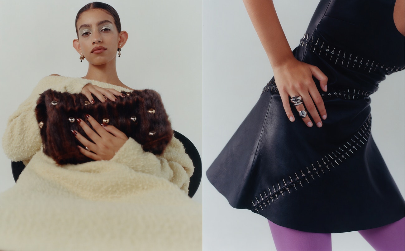 Vlevo: šaty a kabelka A.W.A.K.E MODE, boty Bottega Veneta, náušnice Christian Dior ; vpravo: šaty Alaïa, prsteny Alexander McQueen, punčocháče Falke