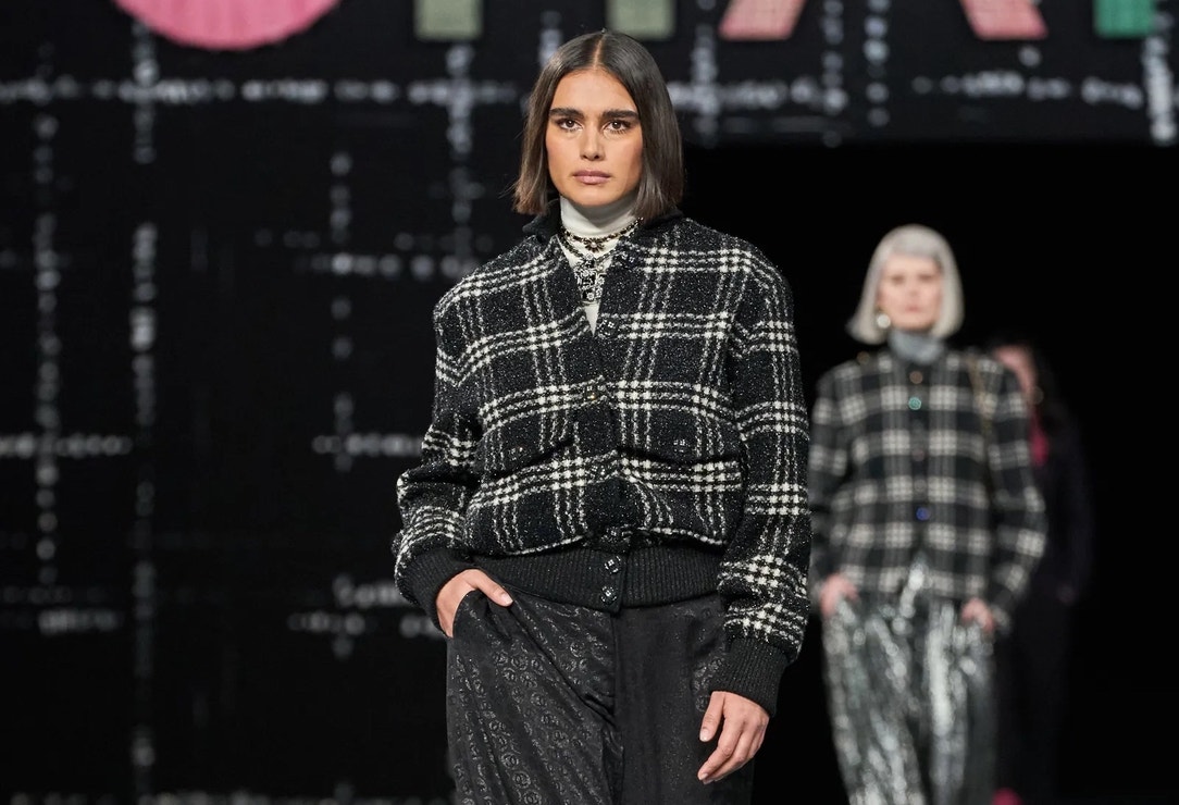 Chanel mezi swingujícím Londýnem a skotskými planinami