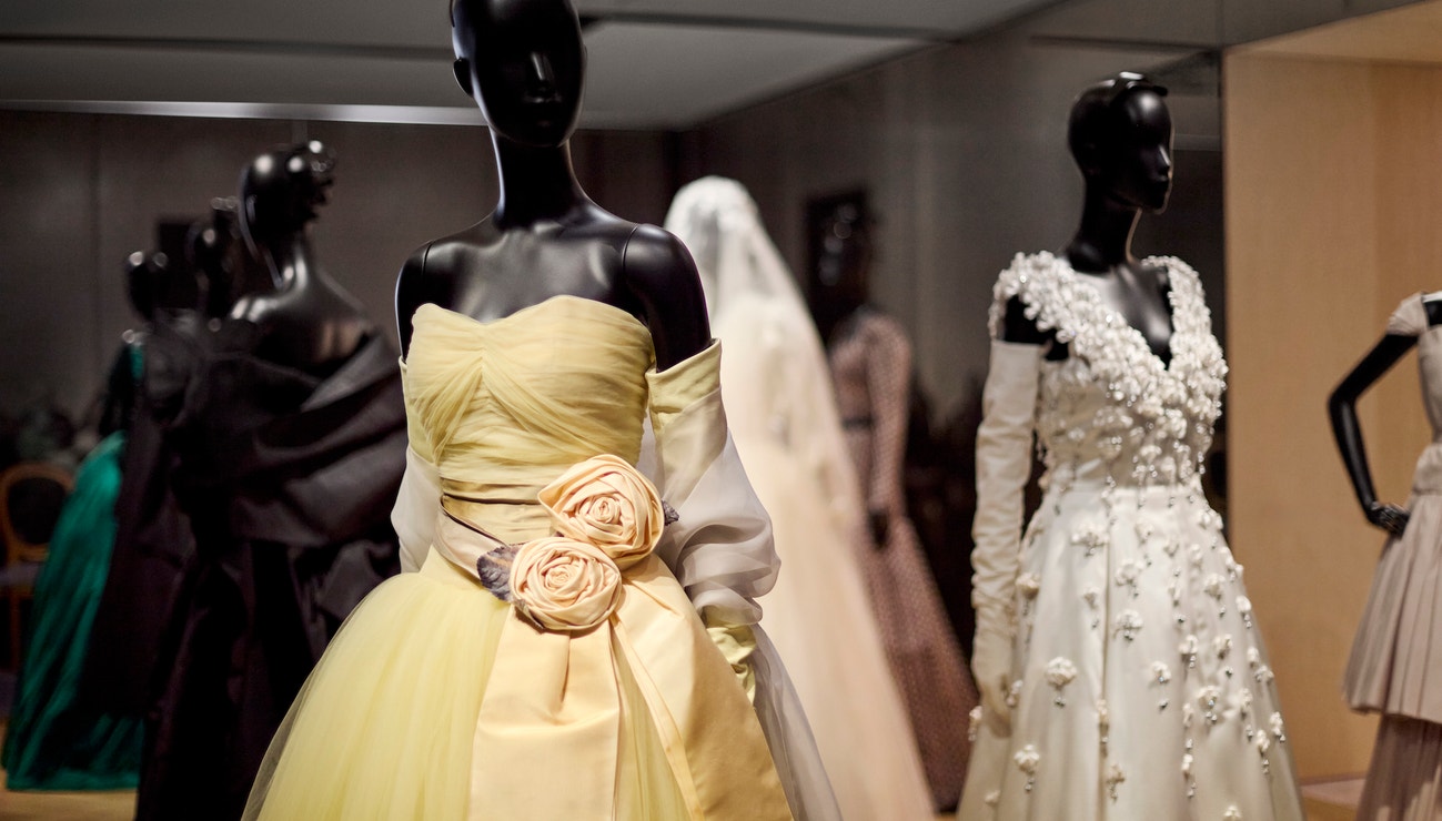 La Galerie Dior vystavuje kostýmy ze seriálu The New Look