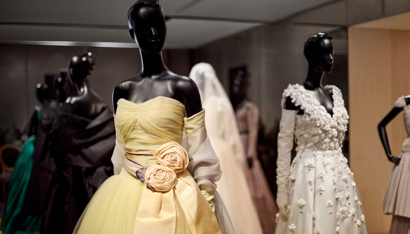 La Galerie Dior vystavuje kostýmy ze seriálu The New Look