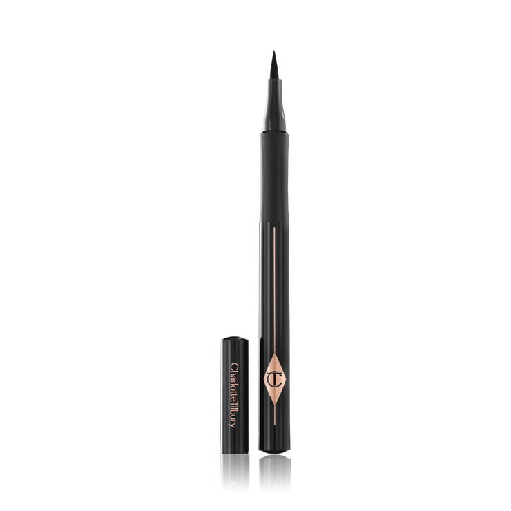 Černé linky na oči The Feline Flick, CHARLOTTE TILBURY, prodává Sephora, 890 Kč