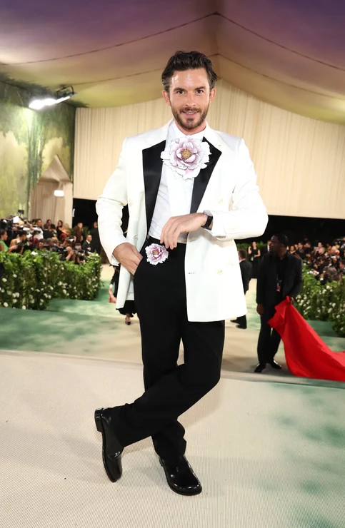 Jonathan Bailey ve smokingu Loewe na Met Gala 2024