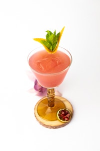 Koktejl Yucatán (mezcal, sirup z agáve, limetka, likér z granátového jablka a čerstvá jablečná šťáva)