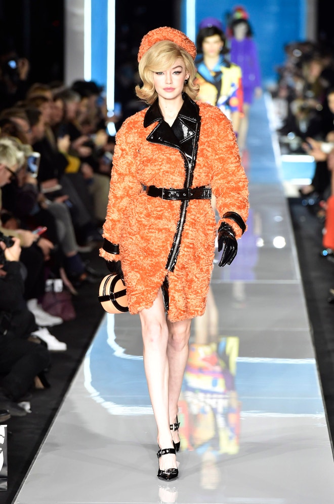 Gigi Hadid na přehlídce Moschino podzim – zima 2018/2019
