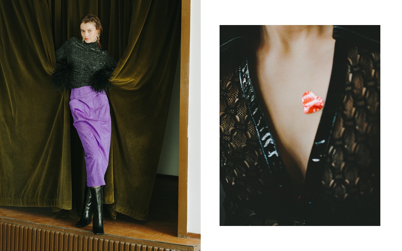 Vlevo: top, LALA BERLIN (Prodává Via Store Prague); sukně, GYOROK; náušnice, DICK WOLF; punčocháče, WOLFORD; rukavice, ZUZANA KUBÍČKOVÁ; boty MIISTA (Prodává Zalando).  Vpravo: top, LAFORMELA.