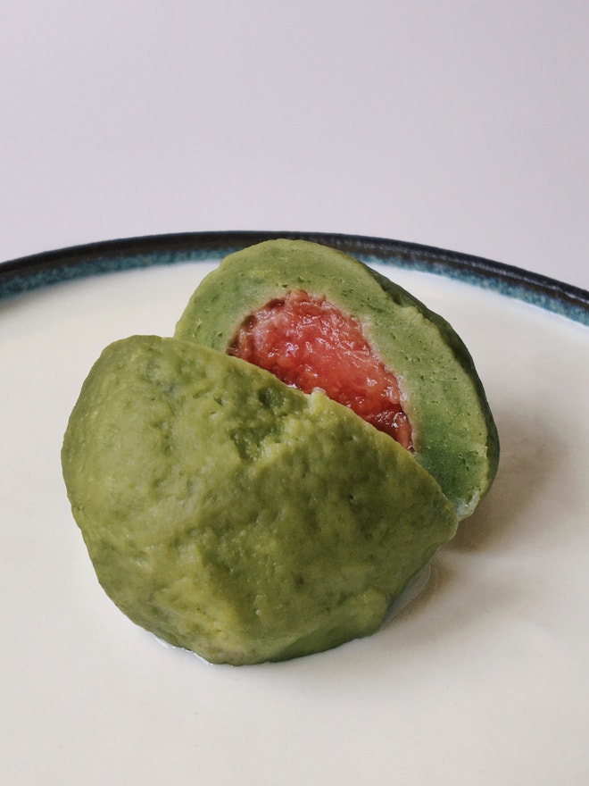 Matcha knedlík plněný švestkou