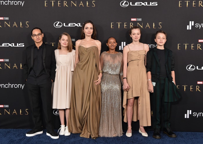 Maddox Jolie-Pitt, Vivienne Jolie-Pitt, herečka Angelina Jolie a Knox Jolie-Pitt, Shiloh Jolie-Pitt a Zahara Jolie-Pitt