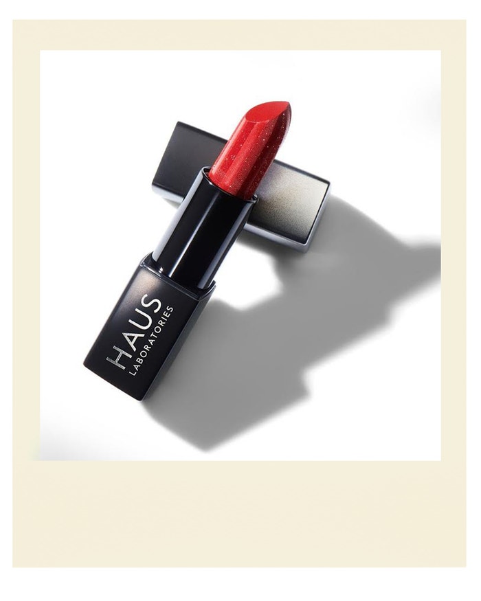 Červená rtěnka Sparkle Lipstick, HAUS LABORATORIES, prodává HausLabs.com, 537 Kč