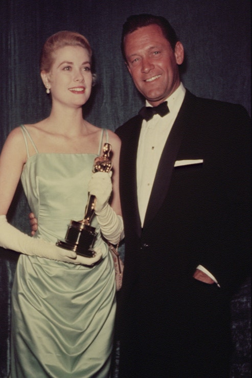 Grace Kelly a William Holden na předávání Oscarů. Herečka získala cenu za vedlejší roli ve filmu Děvče z venkova, 1954