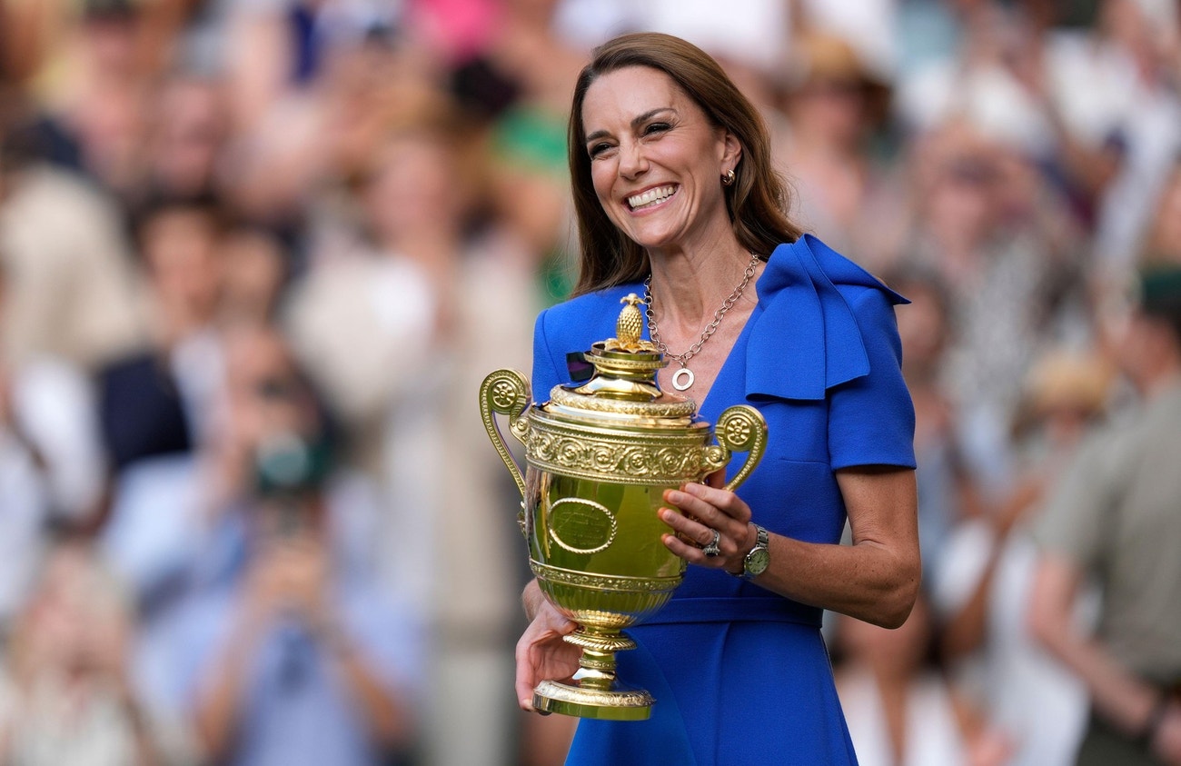 Catherine, princezna z Walesu, při přidávání trofeje pro vítěze Wimbledonu, kterým se stal italský tenista Jannik Sinner, 13. července 2025