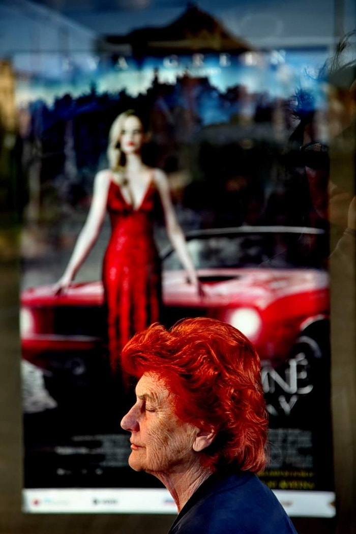 Pocit neviditelnosti a života na okraji společnosti můžeme pociťovat i kvůli věku.