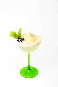 Koktejl Santa-Marina (gin, citronová tráva, limetka a pěna z vanilky a mučenky)