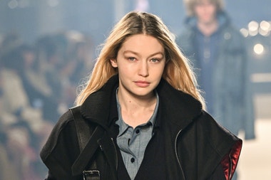 Gigi Hadid a Mica Argañaraz se vzdaly svých honorářů ve prospěch Ukrajiny