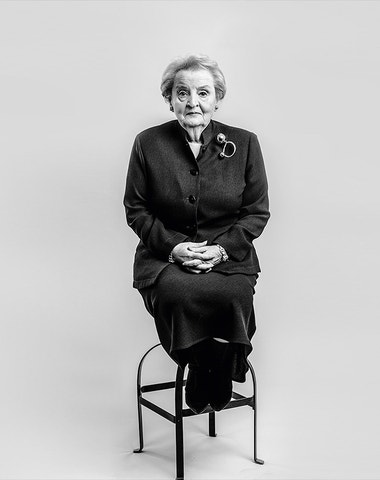 Chvíle ticha za Madeleine Albright na konferenci Vogue Live 2022