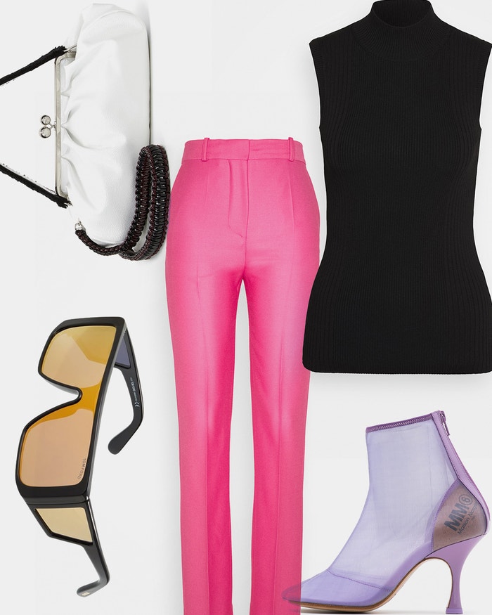 Top, Hugo, prodává Zalando, 2 400 Kč; kalhoty, Victoria Beckham, prodává Zalando, 9 360 Kč; psaníčko, WEEKEND MaxMara, prodává Zalando, 9 400 Kč; sluneční brýle, Tom Ford, prodává Zalando, 7 680 Kč; kotníková obuv na vysokém podpatku, MM6 Maison Margiela, prodává Zalando, 13 170 Kč.