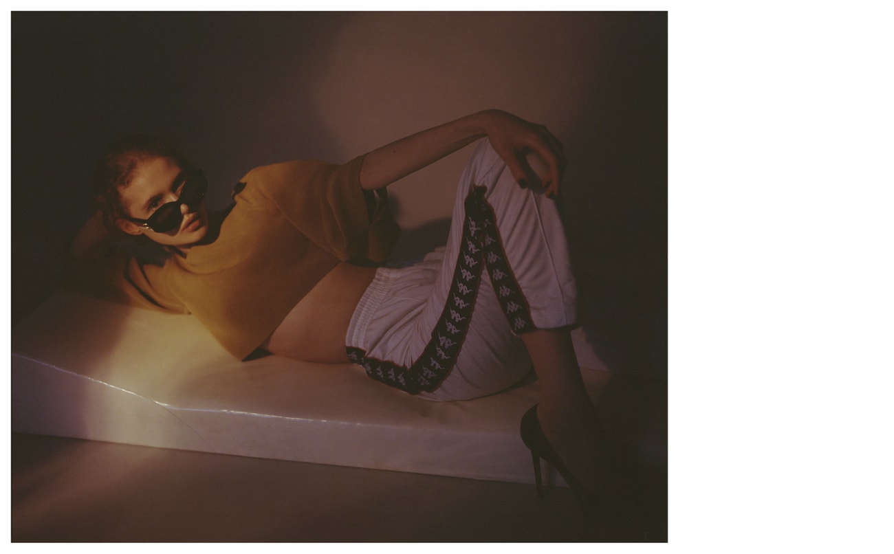 Brýle, GUCCI; top, COS; tepláky, KAPPA; lodičky, VERSACE (prodává Pařížská 17).