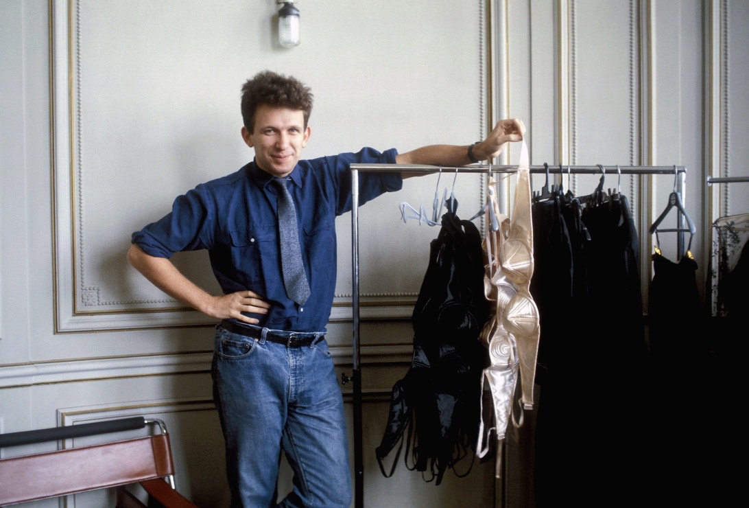 Jean Paul Gaultier ve svém pařížském showroomu při prezentaci spodního prádla z kolekce Barbes, 1984