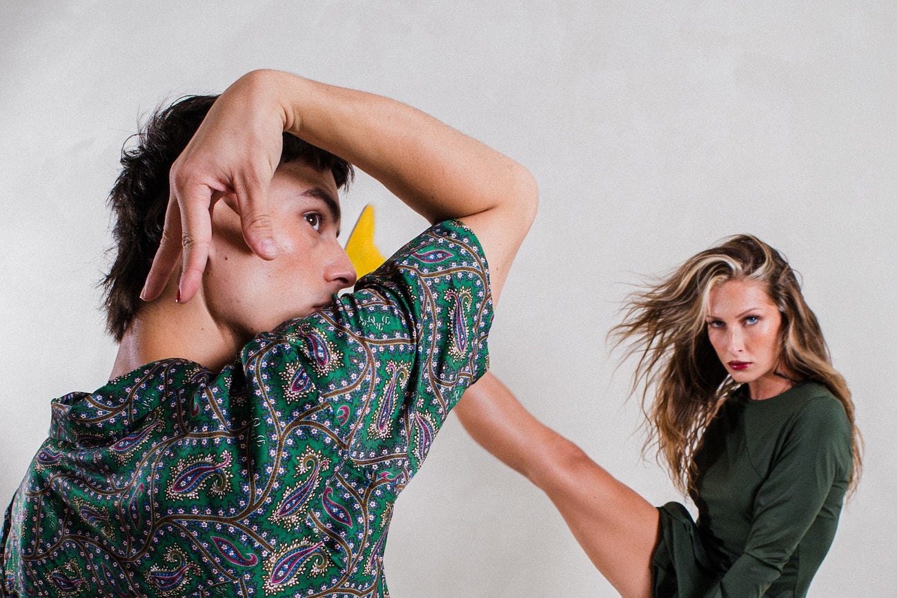 Ona: šaty, VICTORIA BECKHAM, 20 990 Kč; On: košile, DRÔLE DE MONSIEUR, 5 799 Kč