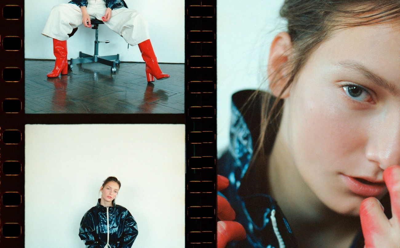 Nikol: kabát, ISABEL MARANT (prodává Alizé); kalhoty, NEHERA; boty, MAISON MARGIELA (prodává Obsession).