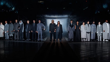 BOSS a jeho nová interpretace power suit